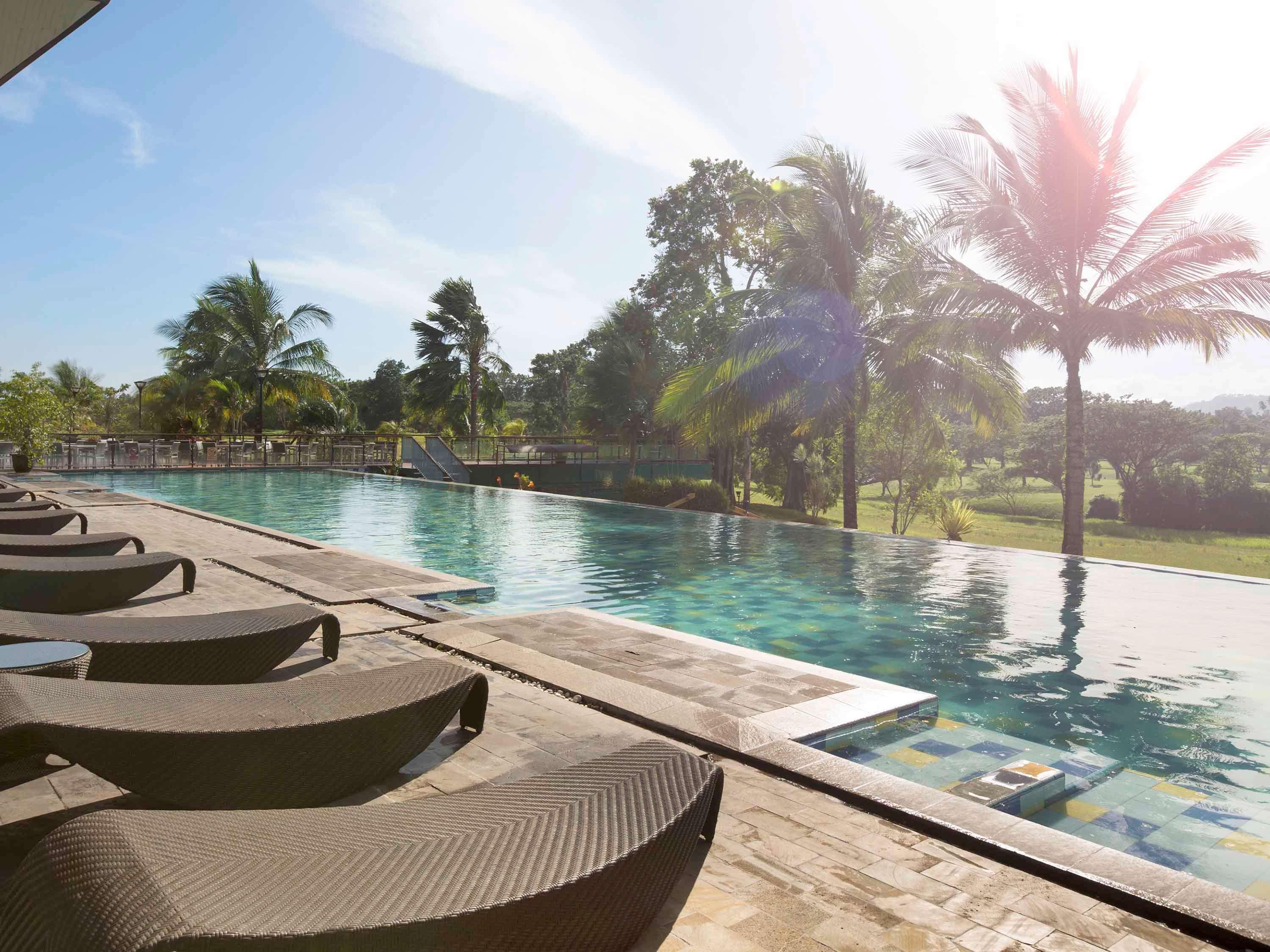Novotel Manado Golf Resort & Convention Center Exterior photo
