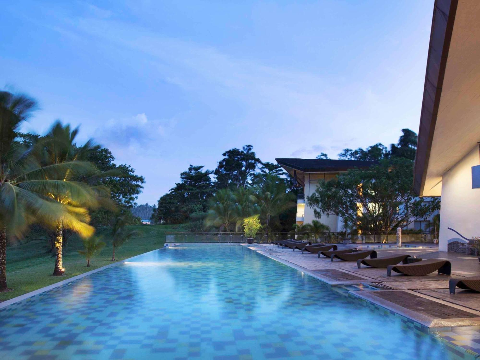 Novotel Manado Golf Resort & Convention Center Exterior photo